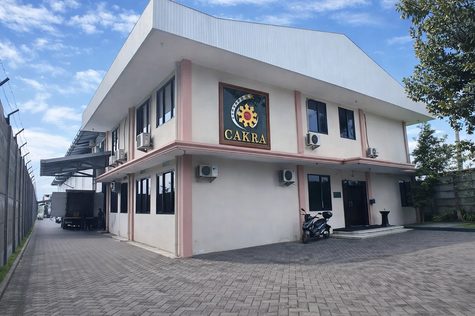 Kantor PT Cakra Guna Karya Nusa yang beralamatkan di Jl. Raya Mondoroko No.08, Mondoroko, Banjararum, Kec. Singosari, Kabupaten Malang, Jawa Timur 65153